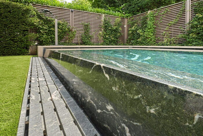 Natursteinschwimmbecken