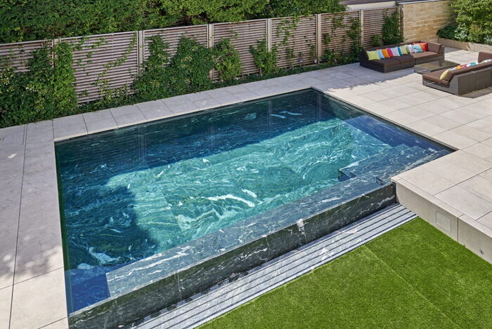 Natursteinschwimmbecken