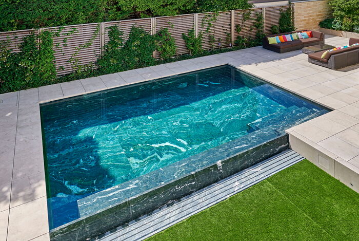 Natursteinschwimmbecken