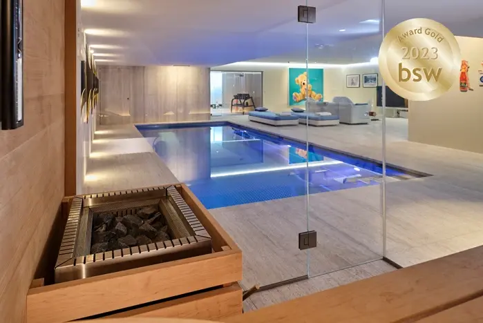 prämiertes SPA mit Edelstahlschwimmbad und Sauna, vollautomatische Filtertechnik mit energiesparender VS Pumpe, Massagedüsenanlage, Binder Hydroströmungsanlage, LED-RGB Scheinwerfer