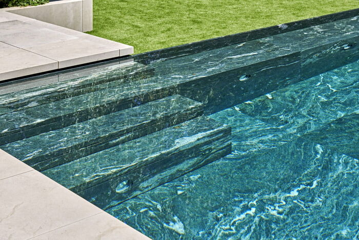 Natursteinschwimmbecken