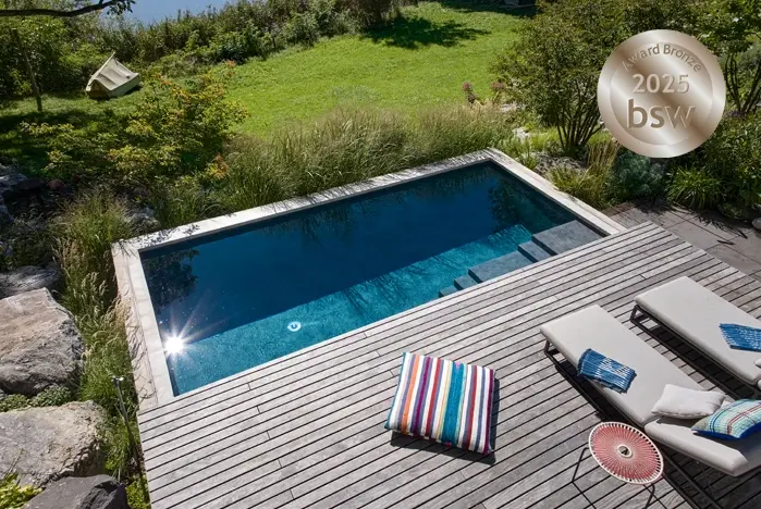 prämiertes Folienbecken 6,30 x 2,85, Holzdeck als Terrassenergänzung, LED-Scheinwerfer, Skimmertechnik, vollautomatische Filtertechnik mit energiesparender Filterpumpe VS