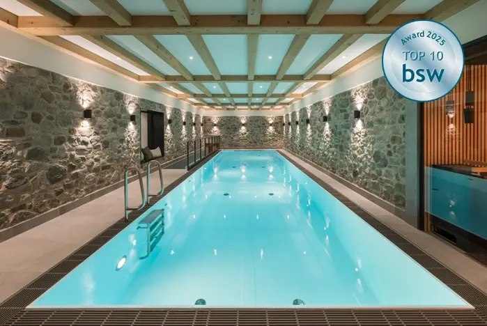prämiertes SPA bestehend aus Pool mit Folienauskleidung mit Überlaufrinne, Unterflurrollladen, Sichtfenster im Beckenkörper, vollautom. Filtertechnik mit VS Pumpe, Gegenschwimmanlage,  Sauna, Sternenhimmel