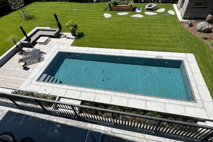 Natursteinschwimmbecken