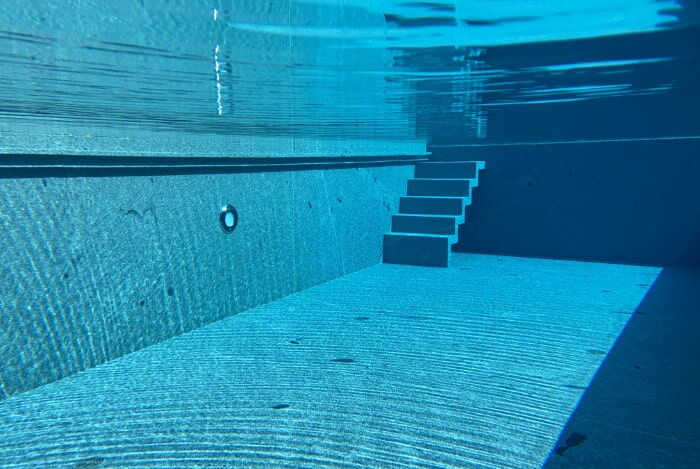 Natursteinschwimmbecken