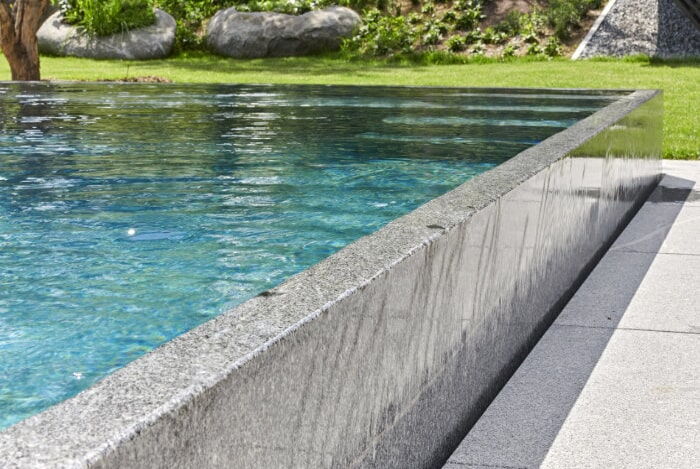 Natursteinschwimmbecken