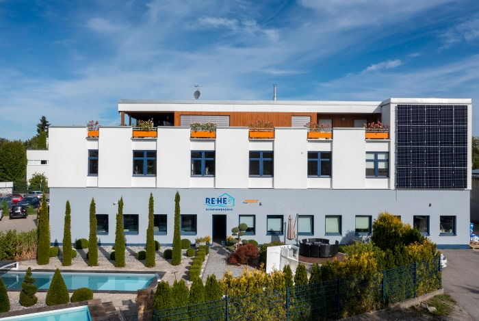 Bei RE-HE in Geretsried bei München erwarten Sie auf zwei Etagen und einem großzügigen Außenbereich eine beeindruckende Auswahl an Pools, Whirlpools, Saunen und Infrarot-Wärmekabinen