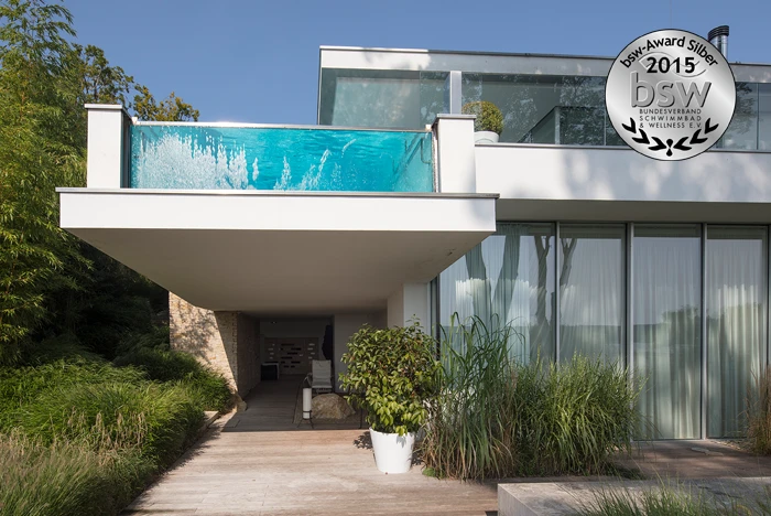 Preisträger 2015: Folienpool, 12,5x3m, einseitige Überlaufrinne über Glasfront, Unterflur-Rollladenabdeckung, Wasserfall, umlaufende Design-Reling, LED-Beleuchtung