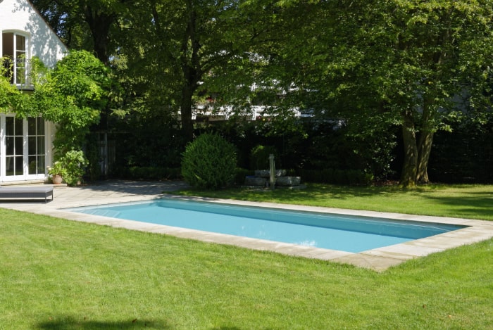 sopra PVC - Schwimmbecken high level Pool, mit einseitiger Überflutungsrinne, Unterflur-Rollladenabdeckung und Treppenanlage